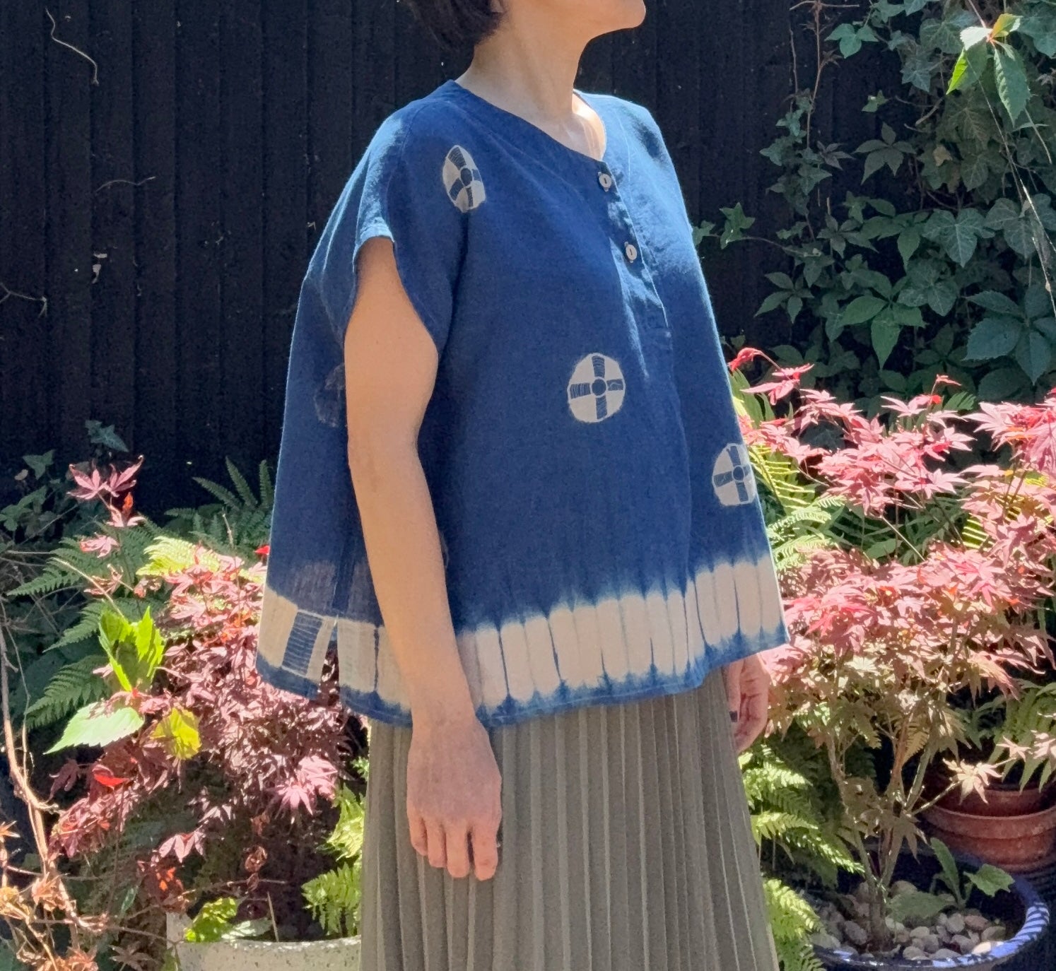 Juji - Irish linen pullover shibori dyed with organic indigo