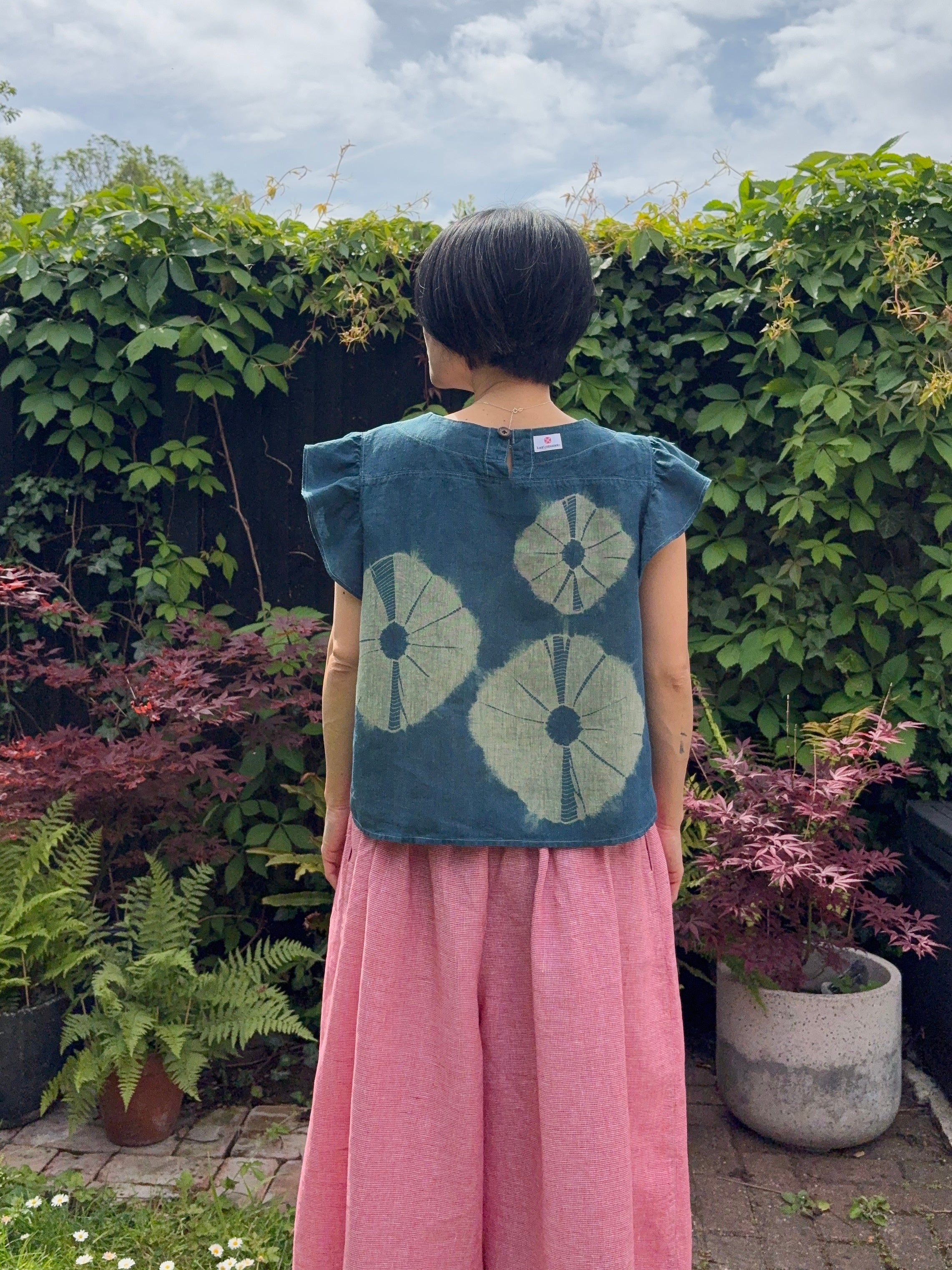 Hana ーIrish linen Green Cross top with frill sleeve shibori dyed with organic indigo