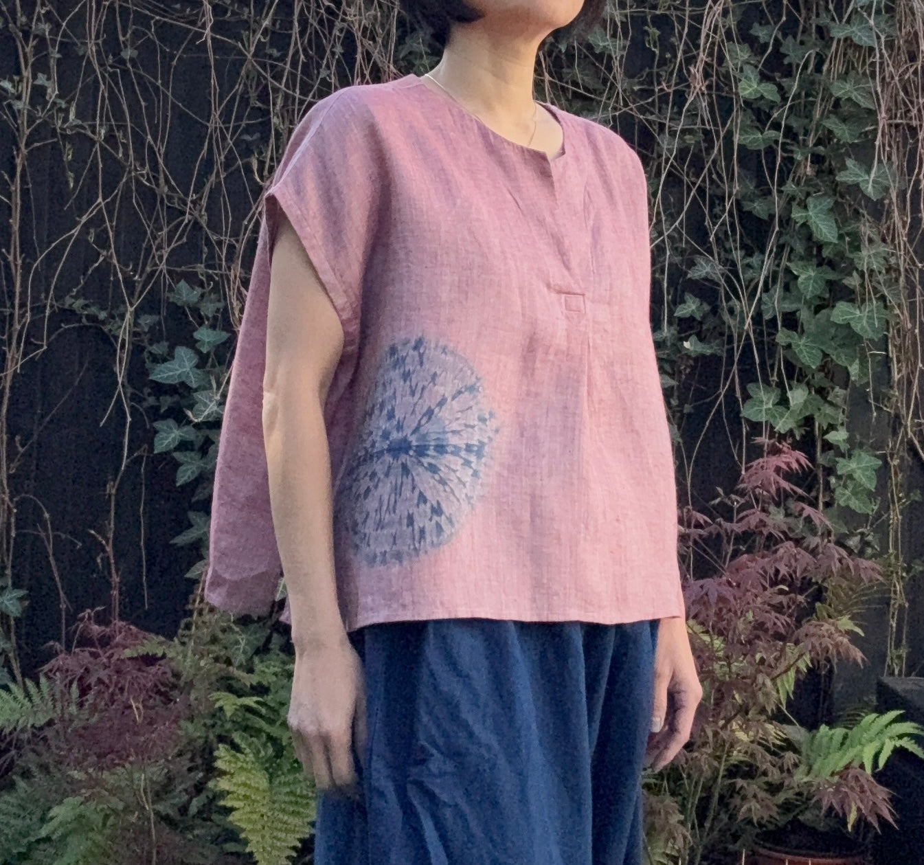 Karamatsu - Japanese linen pullover red shibori dyed with organic indigo
