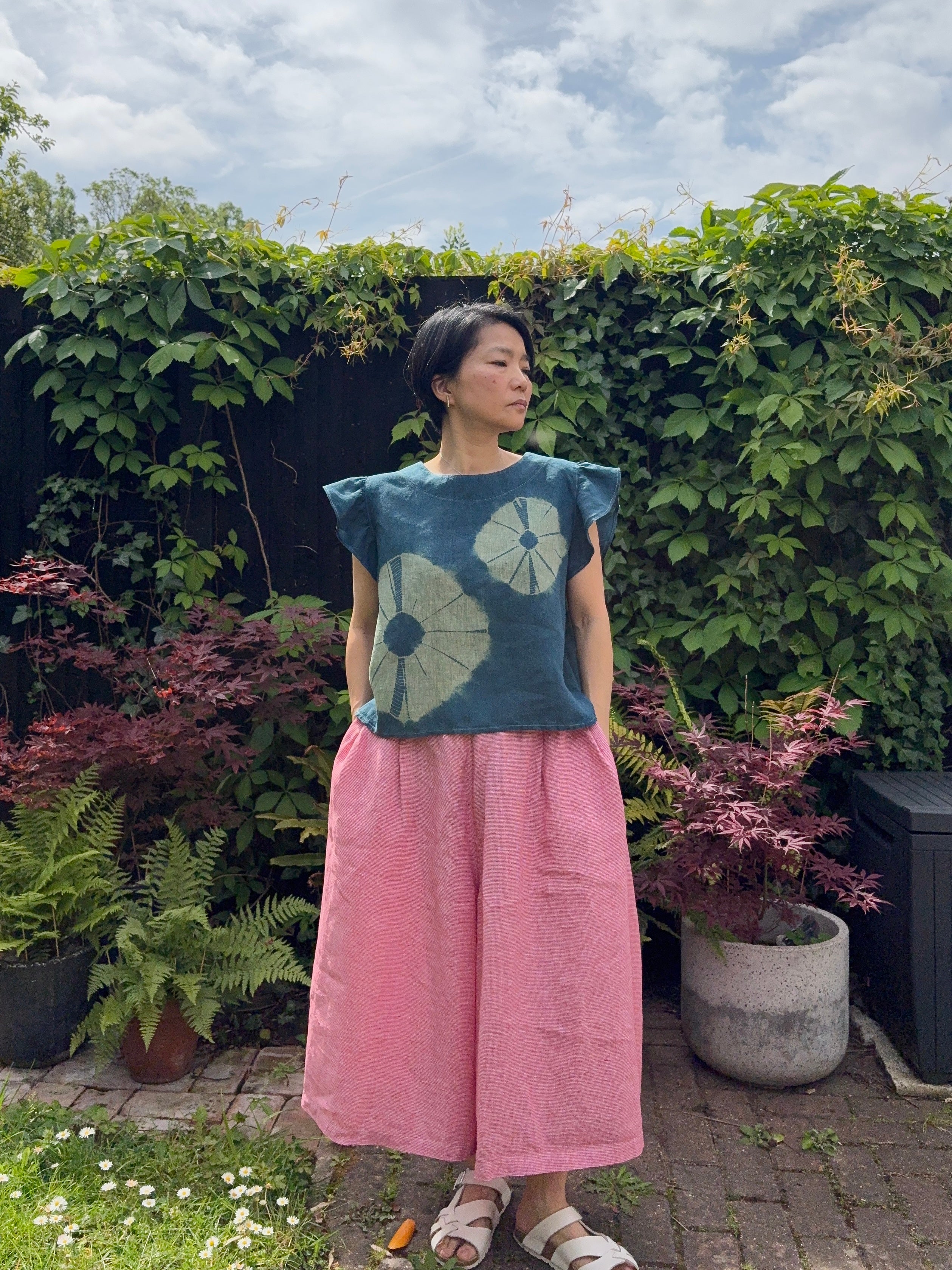 Hana ーIrish linen Green Cross top with frill sleeve shibori dyed with organic indigo
