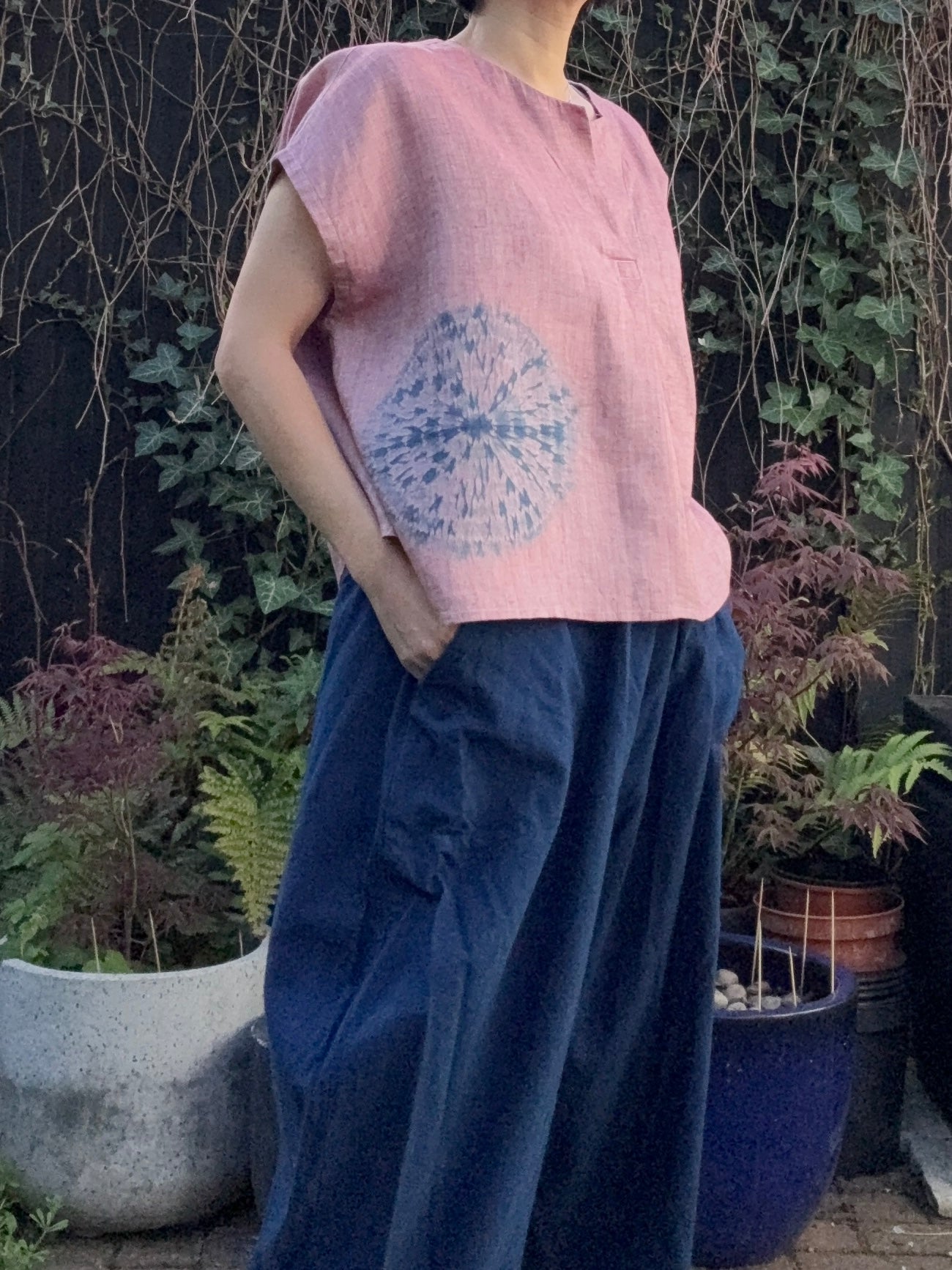 Karamatsu - Japanese linen pullover red shibori dyed with organic indigo