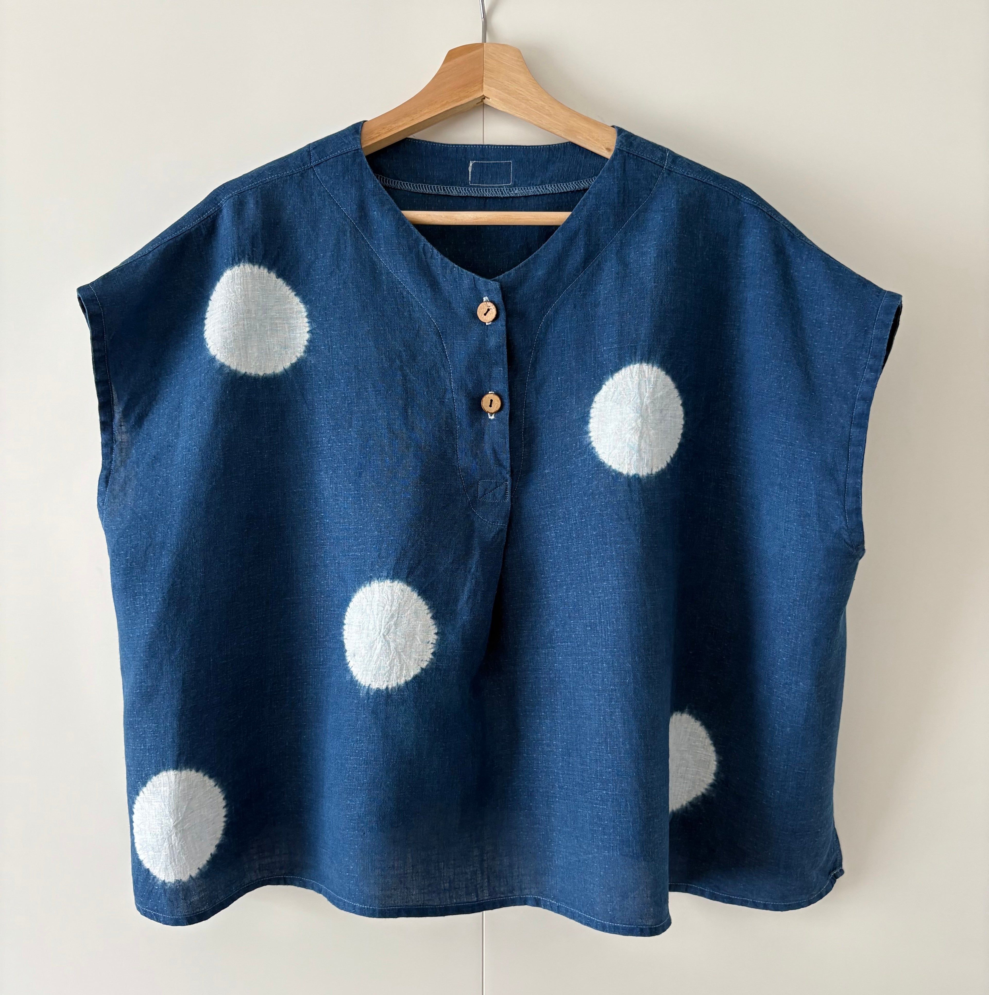 Maru - Irish linen pullover Shibori dyed with indigo