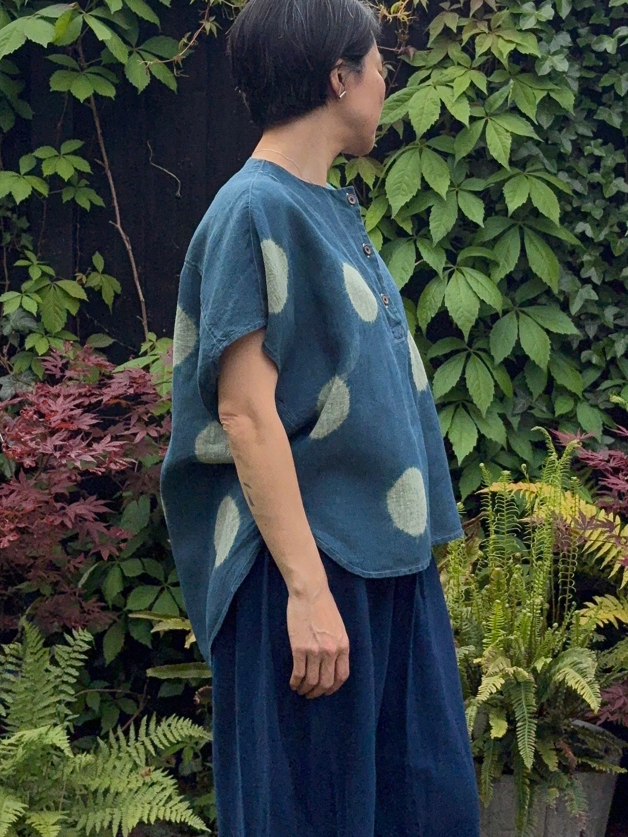 Maru Midori  - Green cross Irish linen pullover shibori dyed with organic indigo
