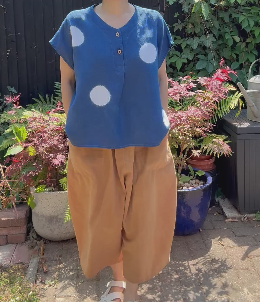 Maru - Irish linen pullover Shibori dyed with indigo